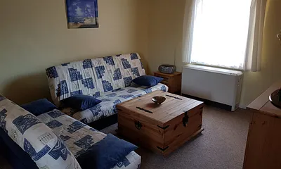 Wohnzimmer mit ausziehbarer Couch ( 2x)