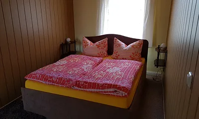 Schlafbereich mit Doppelbett