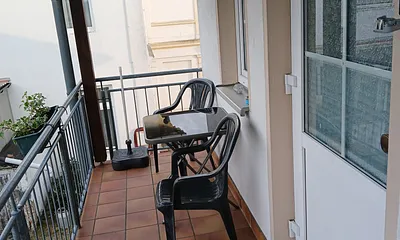 Sitzen vor der Wohnung, 1. OG