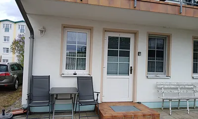 Sitzen vor der Wohnung