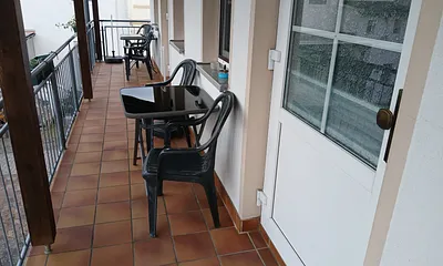 Sitzen vor der Wohnung / 1. OG