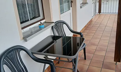 Sitzen vor der Wohnung