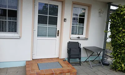 Sitzen vor der Wohnung