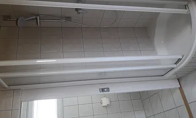 Badezimmer mit Dusche und separatetem WC