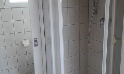 Badezimmer mit Dusche und separatetem WC