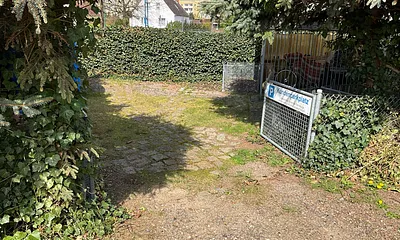 Urlauberparkplatz auf dem Grundstück
