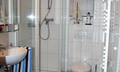 Badezimmer mit Tageslichtfenster