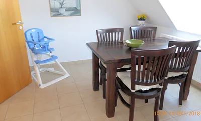 Esstisch und Kinderhochstuhl