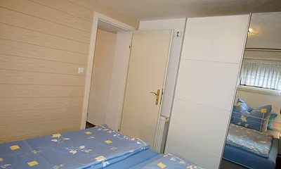 Das Schlafzimmer mit neuem Schiebetürenkleiderschrank