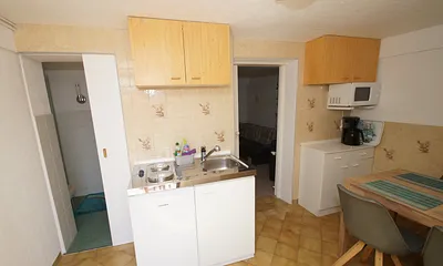 Die Küche mit Blick zur Wohnstube und Bad