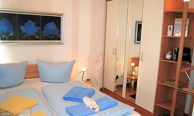 Blick ins Schlafzimmer (getrennte Matratzen, Parkett) - auch mit Meerblick