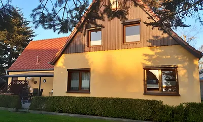 Hausansicht vom Gäste-Parkplatz aus - Fenster der Fewo im 1. OG