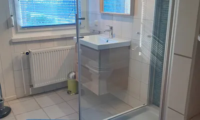 Badezimmer mit Fenster, großer Dusche, WB, WC, Sitzbank usw.