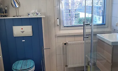 großes Badezimmer mit Fenster, Dusche, Waschplatz, viel Ablagefläche