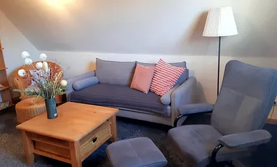 Wohnzimmer mit Couch u. Sessel