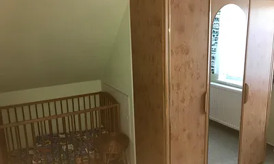 Schlafzimmer mit Kinderbett