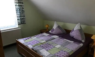 Schlafzimmer mit Doppelbett