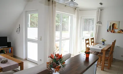 Blick vom Küchenbereich zur Eßecke