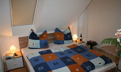 Schlafzimmer mit Doppelbett