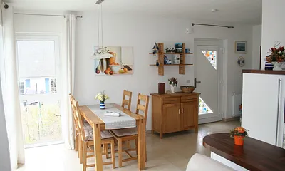 offene Wohnküche, Blick zum Eingangsbereich mit Eßecke