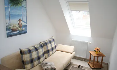kleines Zimmer mit ausziehbarer Couch