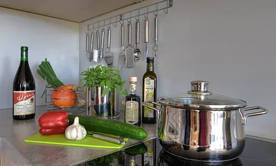 Ausstattung mit Ceranfeld und Edelstahltöpfen