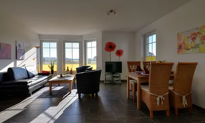 Essecke mit Ausgang auf die eigene Terrasse, von der Sie den Blick auf den See und das Meer genießen können.