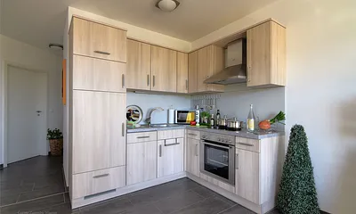 Voll ausgestattete Küche mit Geschirrspülmaschine, großem Kühlfach u. Kühlschrank, Backofen, Ceranfeld, Mikrowelle, Kaffeemaschine, Toaster, Wasserkocher und Eierkocher.