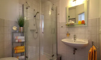 Badezimmer mit Dusche. Die Erstausstattung mit Handtücher und Badetücher ist inklusive.