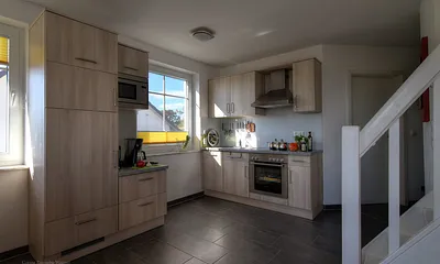 Voll ausgestattete Küche mit Geschirrspülmaschine, großem Gefrierfach u. Kühlschrank, Backofen, Ceranfeld, Microwelle, Kaffeemaschine, Toaster, Wasserkocher und Eierkocher.