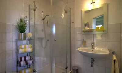 Ihr Badezimmer ist mit einer Dusche ausgestattet. Die Erstausstattung mit Handtüchern und Badetüchern ist inklusive.