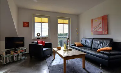 Wohnzimmerecke mit Schlafcouch, Ausgang auf Ihren Balkon, mit faszinierendem Ausblick auf den Zickersee, die Ostsee (Greifswalder Bodden) und den alten Fischerhafen.