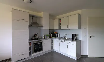 Voll ausgestattete Küche mit Geschirrspülmaschine, großem Gefrierfach u. Kühlschrank, Backofen, Ceranfeld, Microwelle, Kaffeemaschine, Wasserkocher, Toaster und Eierkocher.