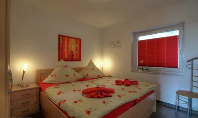 Gemütliches Schlafzimmer mit großem Kleiderschrank. Die Erstausstattung mit Bettwäsche ist inklusive.