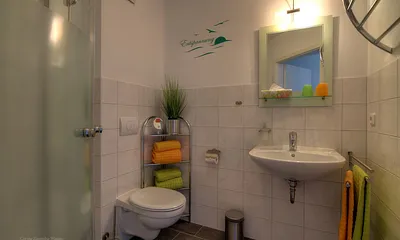 Badezimmer mit Dusche, die Erstausstattung mit Handtücher und Badetücher ist inklusive. 