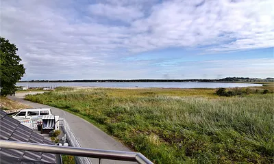 Diesen Blick auf den Zickersee und auf den Lotsenberg, genießen Sie von Ihrem Balkon aus.