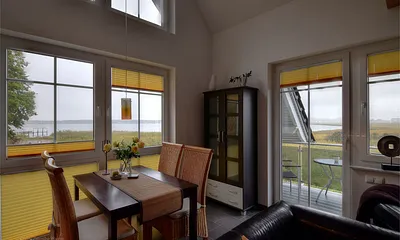 Wohn-Essbereich mit Ausgang auf Ihren Balkon. Von hier aus geniessen Sie faszinierende Ausblicke auf den alten Fischerhafen, den Zickersee und die Ostsee/Greifswalder Bodden.