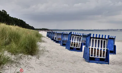 Strandkörbe in Erwartung des Sommers und der Gäste