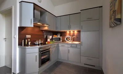 Ihre voll ausgestattete Kueche mit Geschirrspueler, Kuehlschrank, Gefrierfach, Backofen, Ceranfeld, Microwelle, Kaffeemaschine, Toaster, Wasserkocher und Eierkocher.