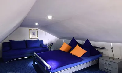 Die offene Schlafempore mit Dachschraegen,                    Bett: 1,40 x 2 m,  Stehhoehe: 1,55 m. Die Erstausstattung mit Bettwaesche ist inklusive.