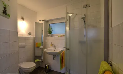 Ihr Badezimmer ist mit einer Dusche ausgestattet. Die Erstausstattung mit Handtuecher und Badetuecher ist inklusive.