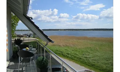 Diesen Blick auf den alten Fischerhafen, den Zickersee und den Lotsenberg, geniessen Sie von Ihrem Balkon aus.