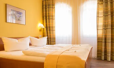 Schlafzimmer mit kleinem Balkon, der zur zur Meerseite ausgereichtet ist