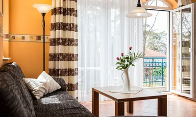 Wohnzimmer mit angrenzendem Süd-West-Balkon