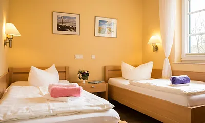  zweites Schlafzimmer mit zwei Einzelbetten (90 x 200)