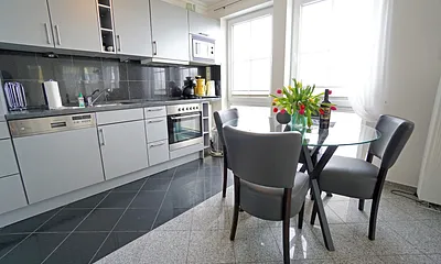 voll ausgestattete Küchenzeile im Wohnzimmer