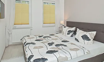 Schlafzimmer mit Doppelbett