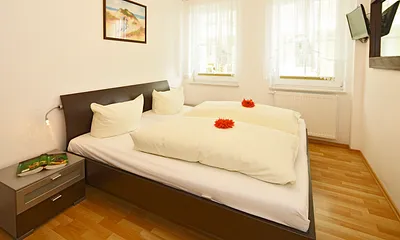 Schlafzimmer mit Doppelbett