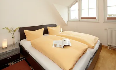 Schlafzimmer mit Doppelbett