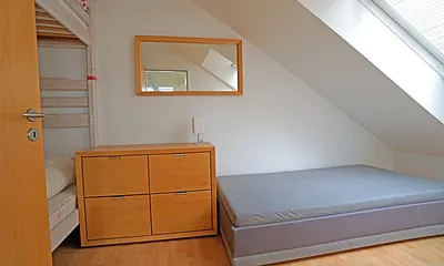 zweites Schlafzimmer mit Etagenbett und Einzelbett